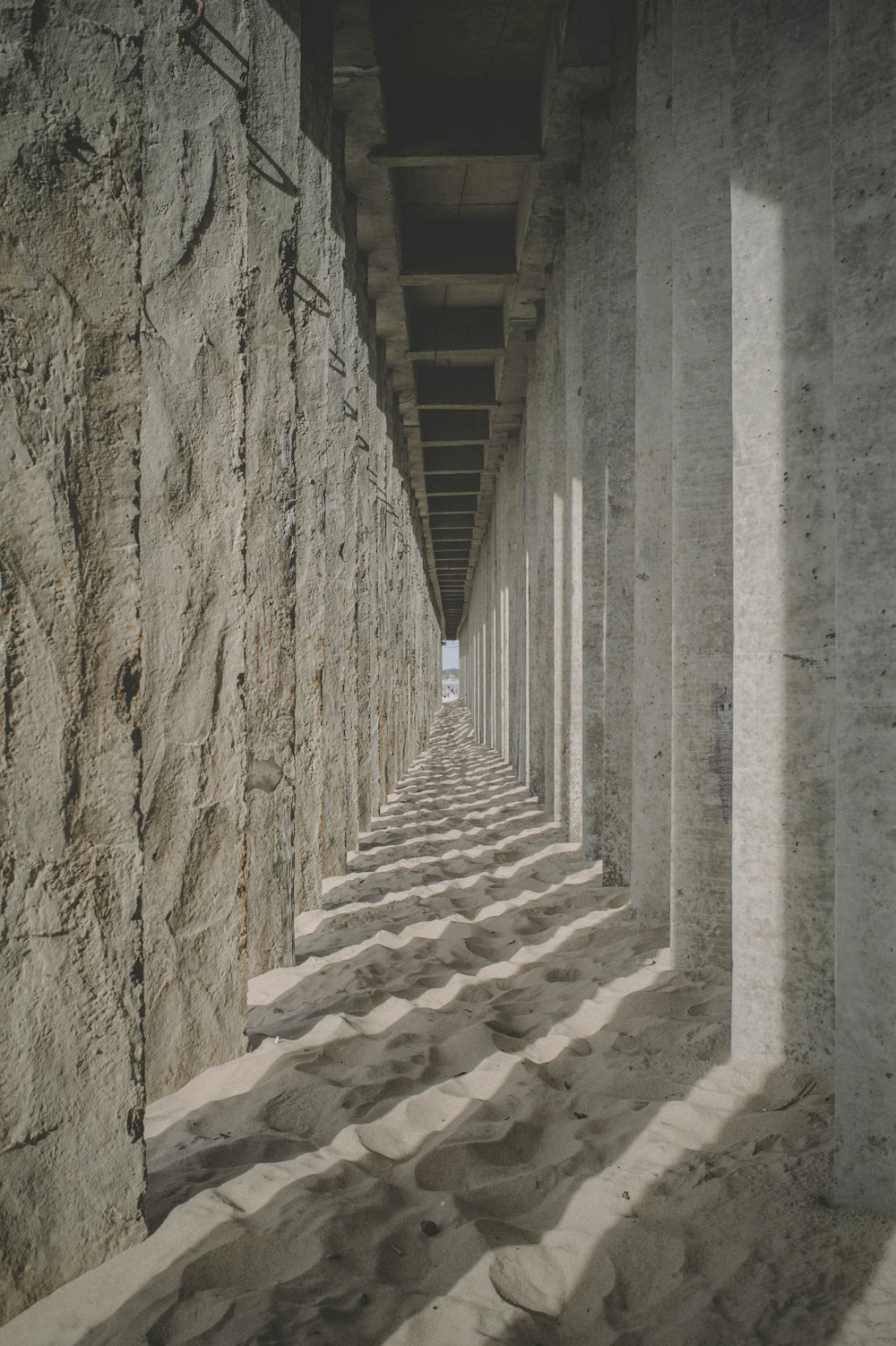 muro di cemento marrone durante il giorno