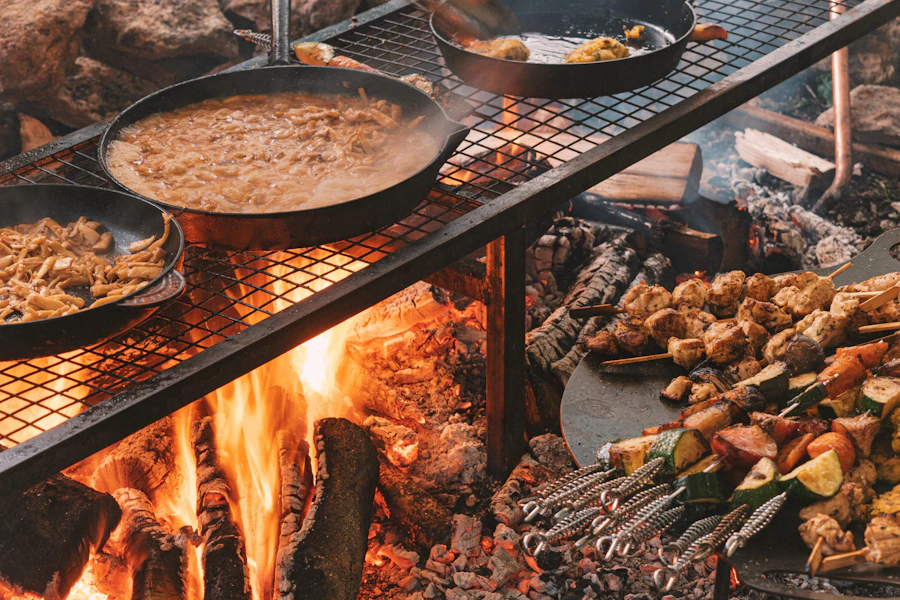 Carne asada sobre parrilla de carbón, dirección de arte de Ámbar