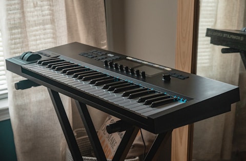 black and white electric keyboard