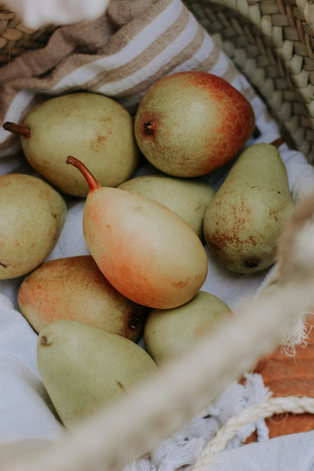 fruta vermelha e amarela na placa cerâmica branca