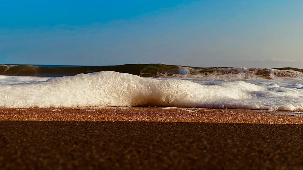 ondas do oceano batendo em terra durante o dia