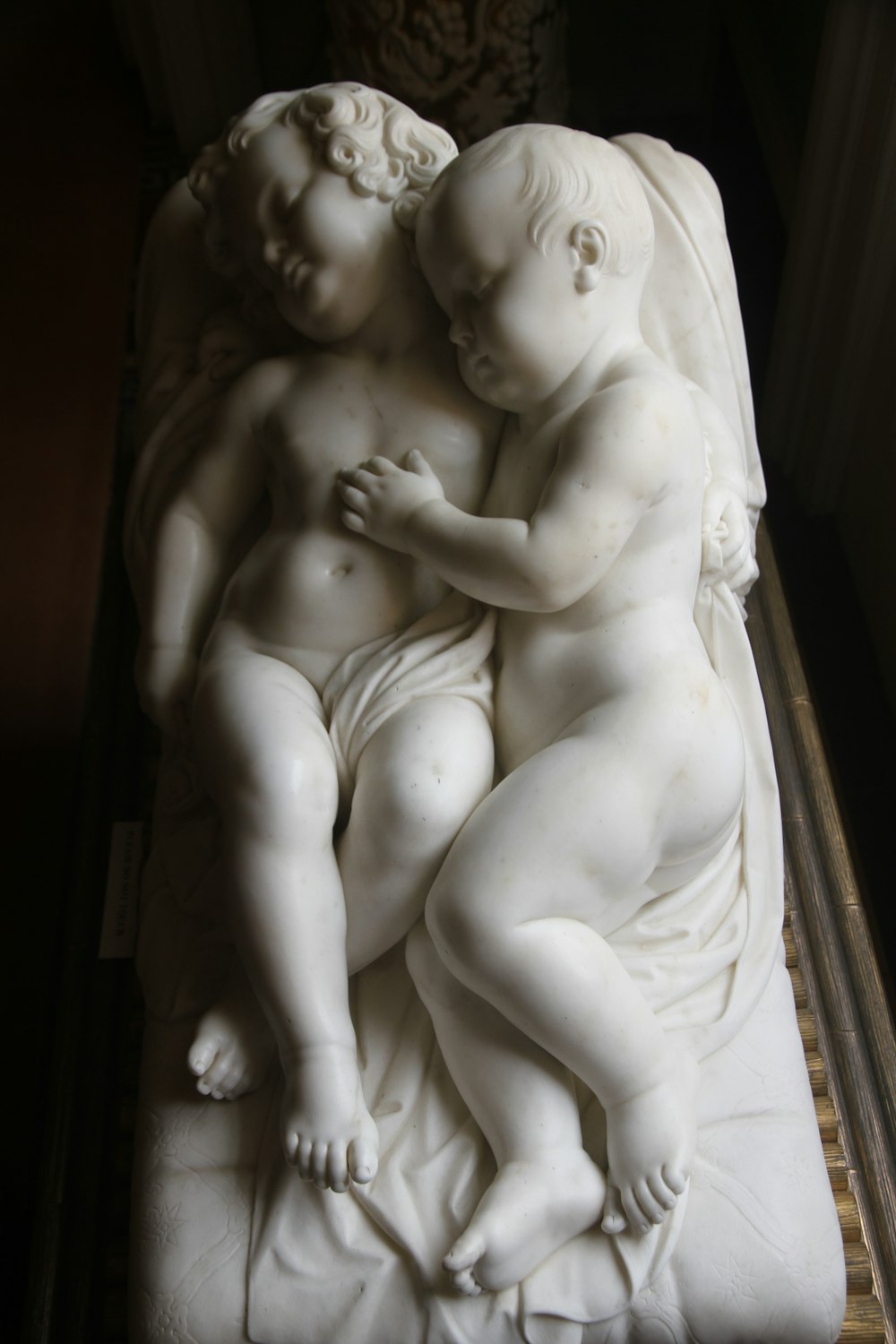 mujer desnuda que lleva la estatua del bebé