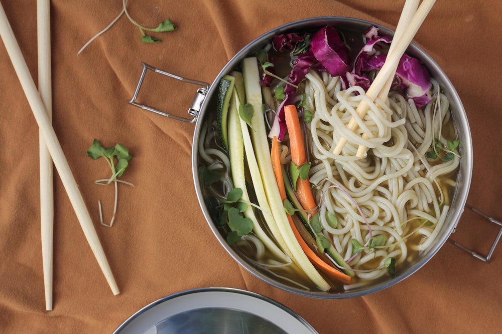 weiße und rote Pasta auf Edelstahlschale