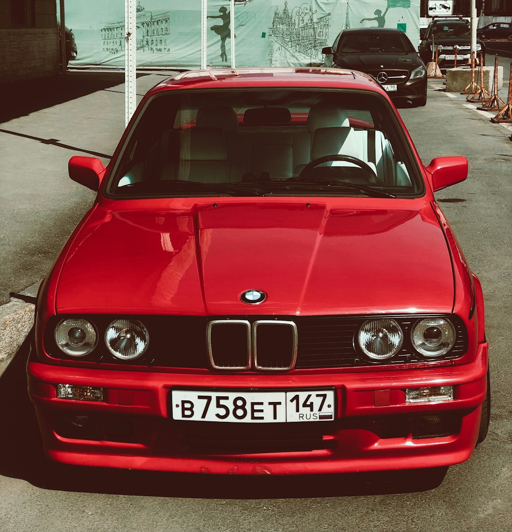 Roter BMW M 3 parkt auf der Straße