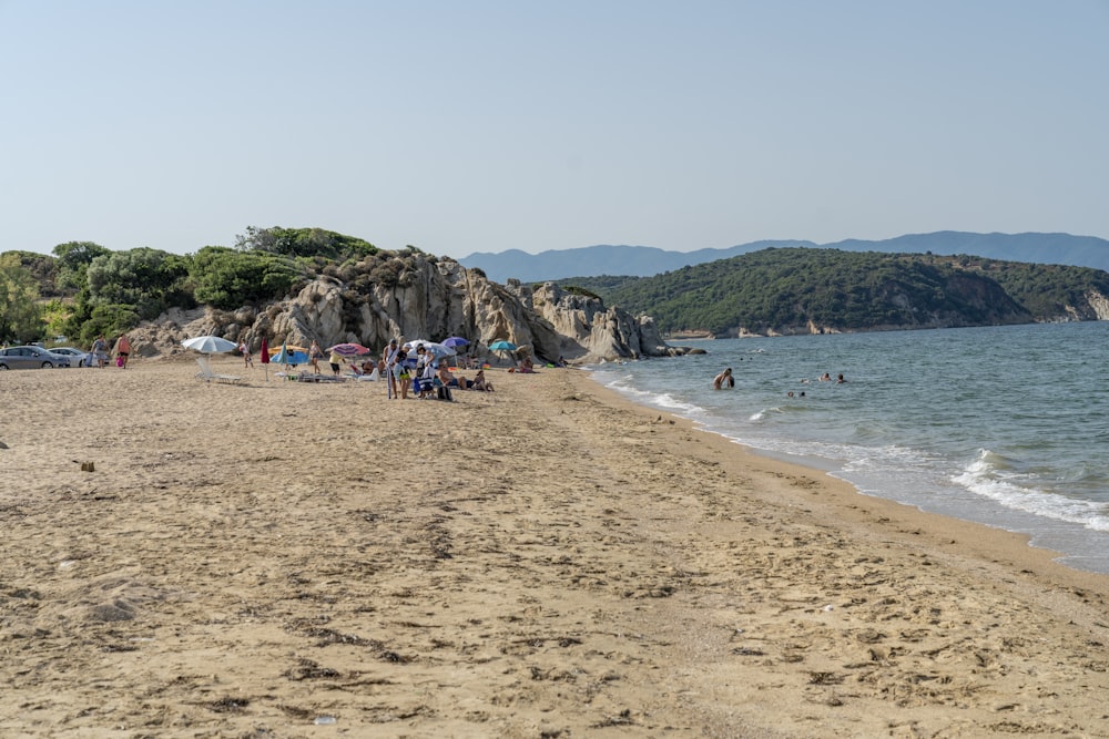 Menschen am Strand tagsüber