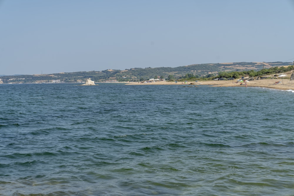 Gewässer in der Nähe der Insel tagsüber