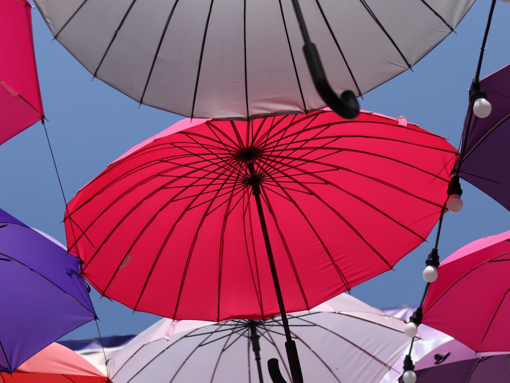 guarda-chuva vermelho sob o céu azul durante o dia