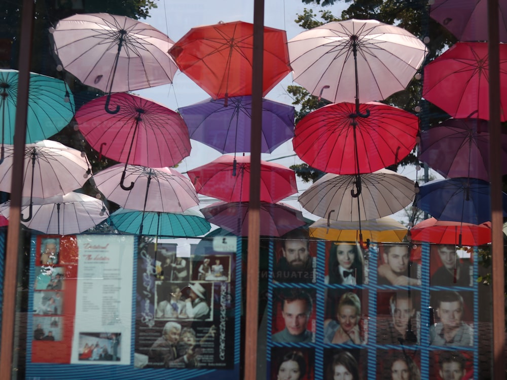 guarda-chuva vermelho perto da janela de vidro