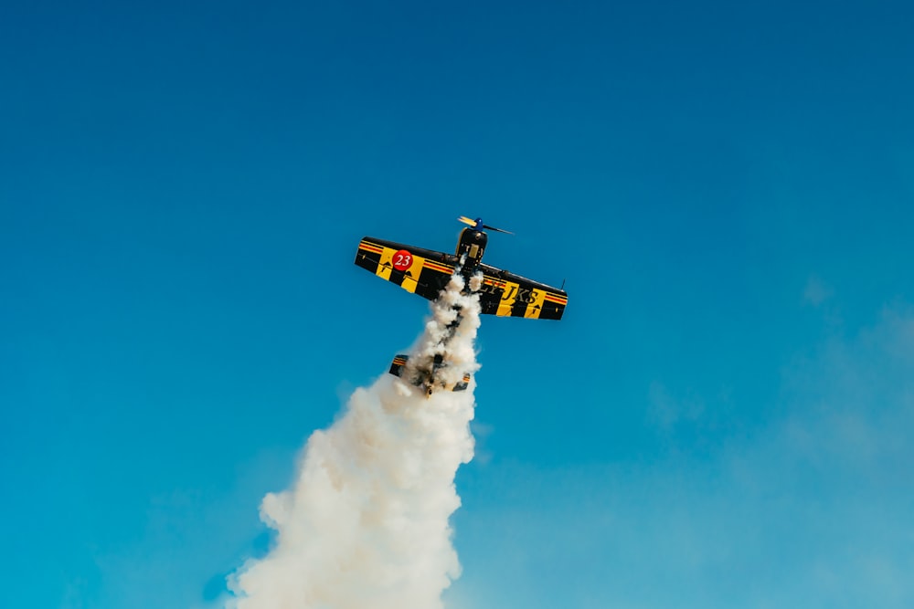 aereo giallo e nero che vola nel cielo