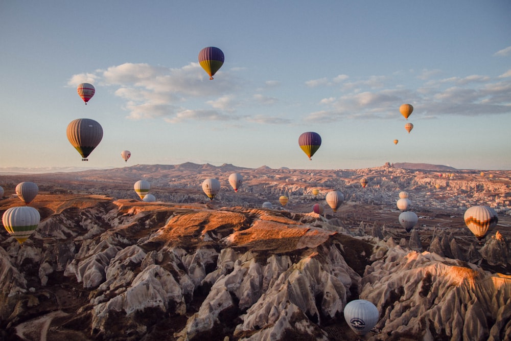 globos aerostáticos volando sobre las montañas durante el día