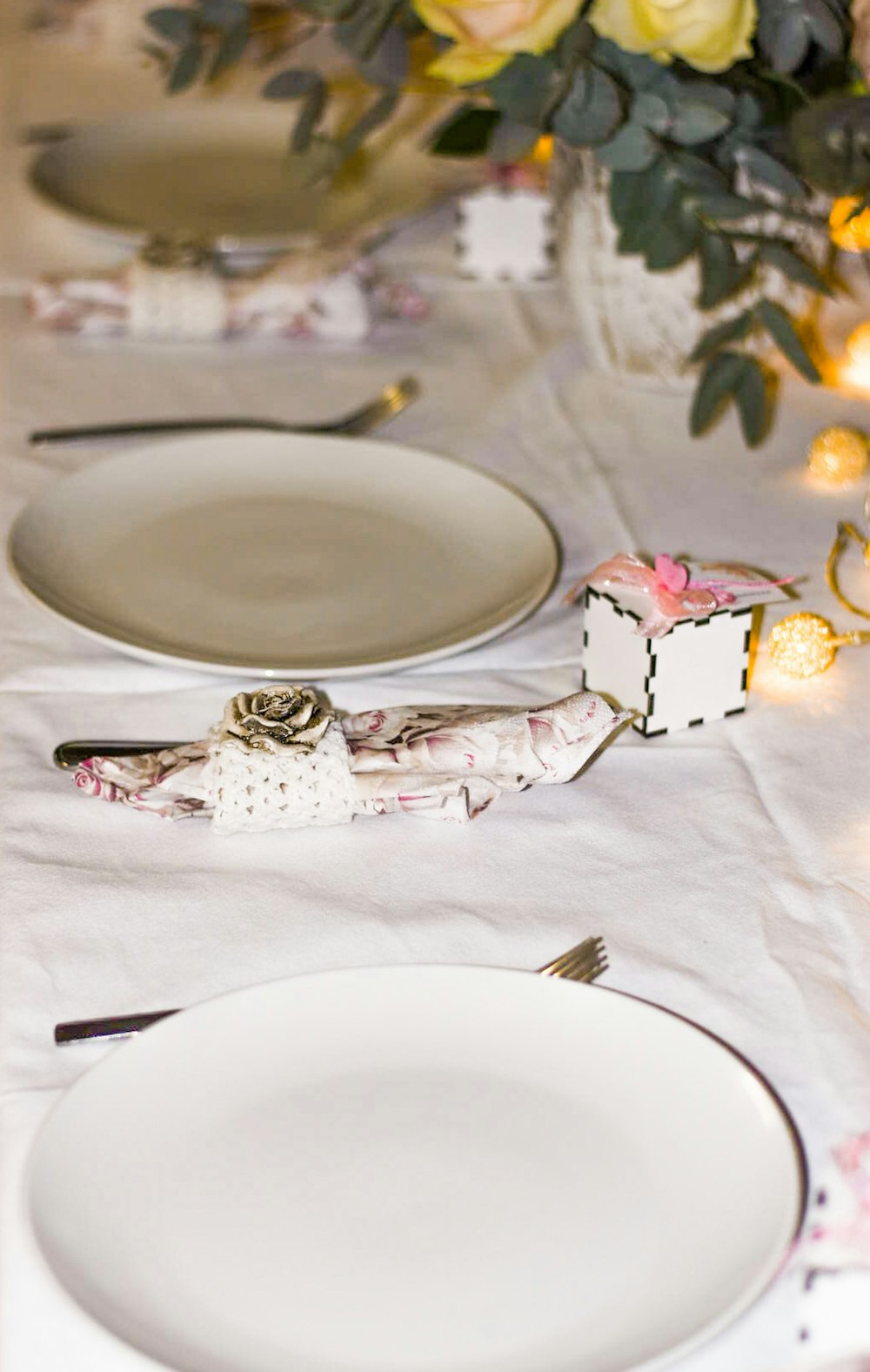 Plato de cerámica blanca sobre mesa