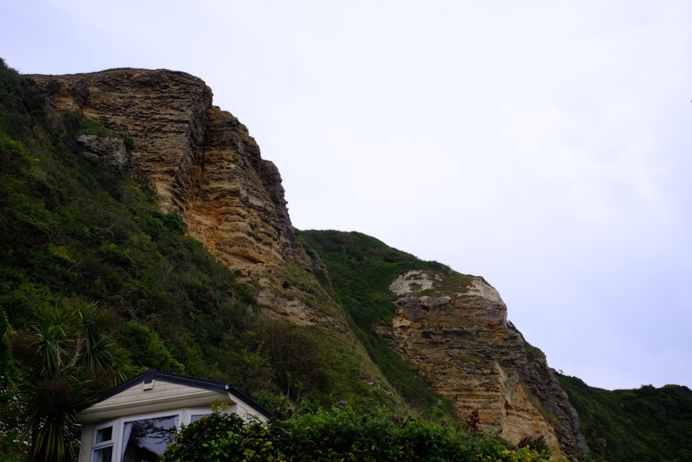 茶色の岩山の頂上にある白と黒の家