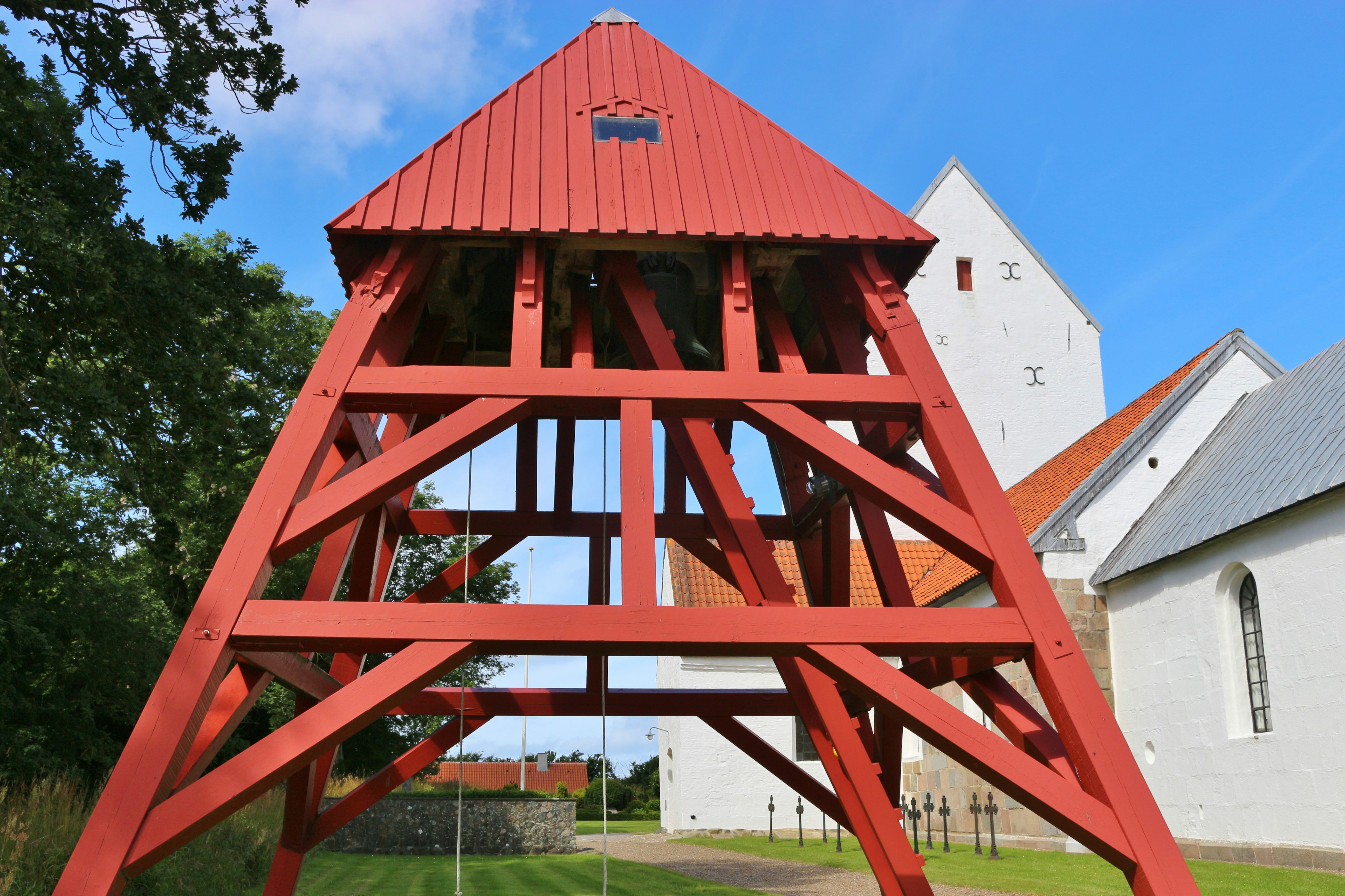 Braunes Holzgebäude in der Nähe grüner Bäume tagsüber