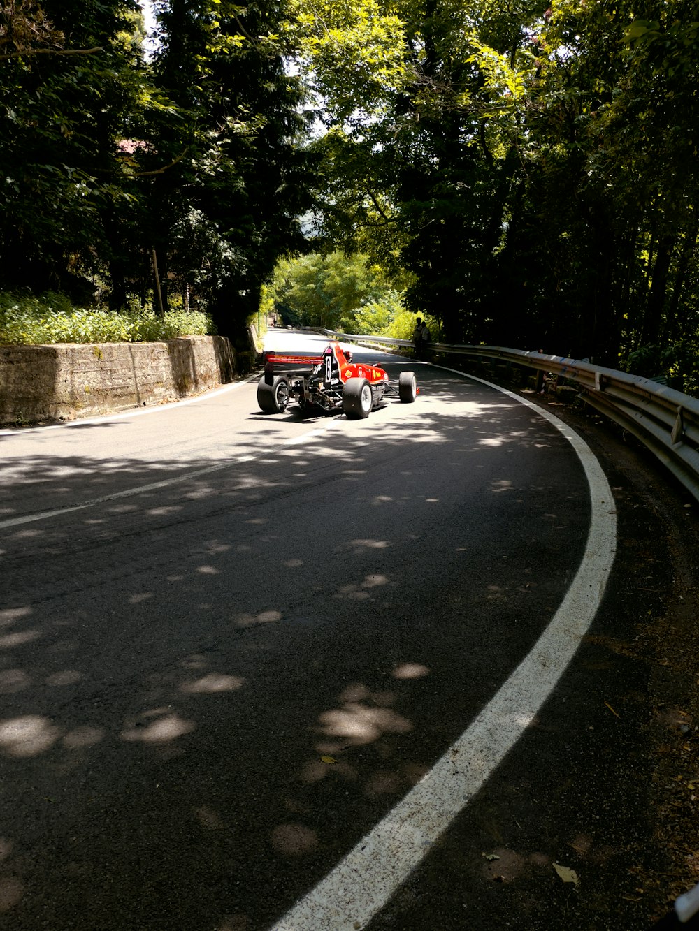 risciò automatico rosso e nero su strada durante il giorno