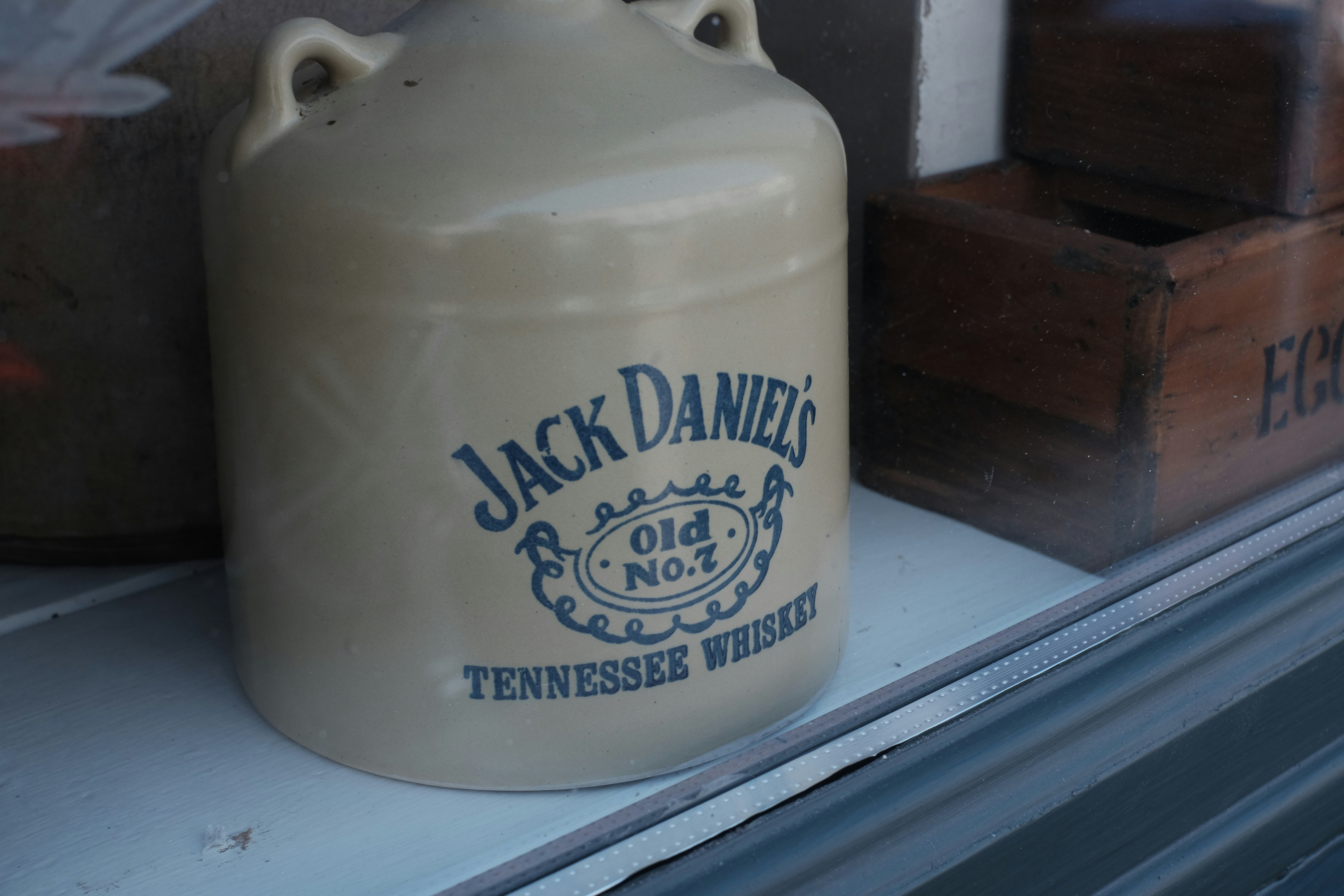 weißer und blauer Keramikbehälter