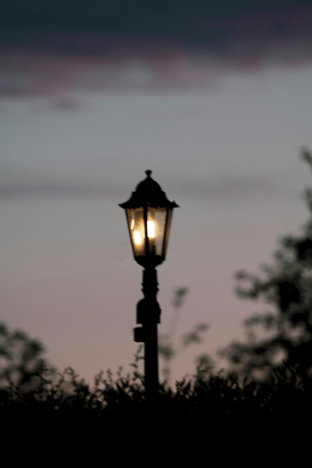 farola negra durante el día