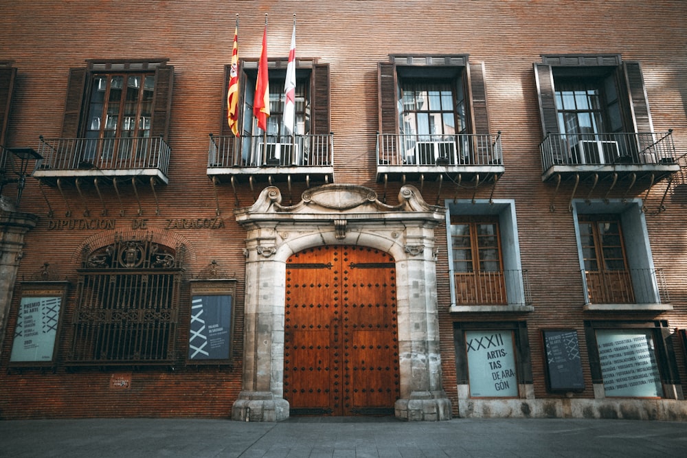 Edificio de ladrillo marrón con puerta de metal negro