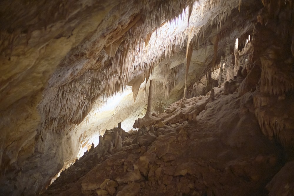 Braune und weiße Höhle tagsüber