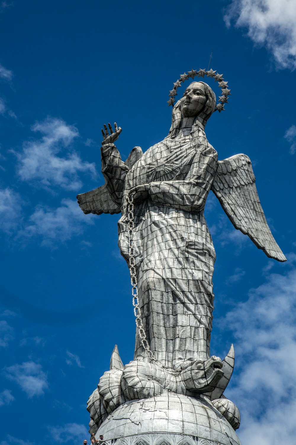 Engelsstatue unter blauem Himmel tagsüber