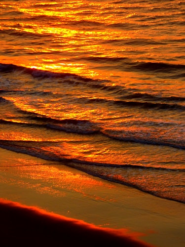 Peaceful ocean waves