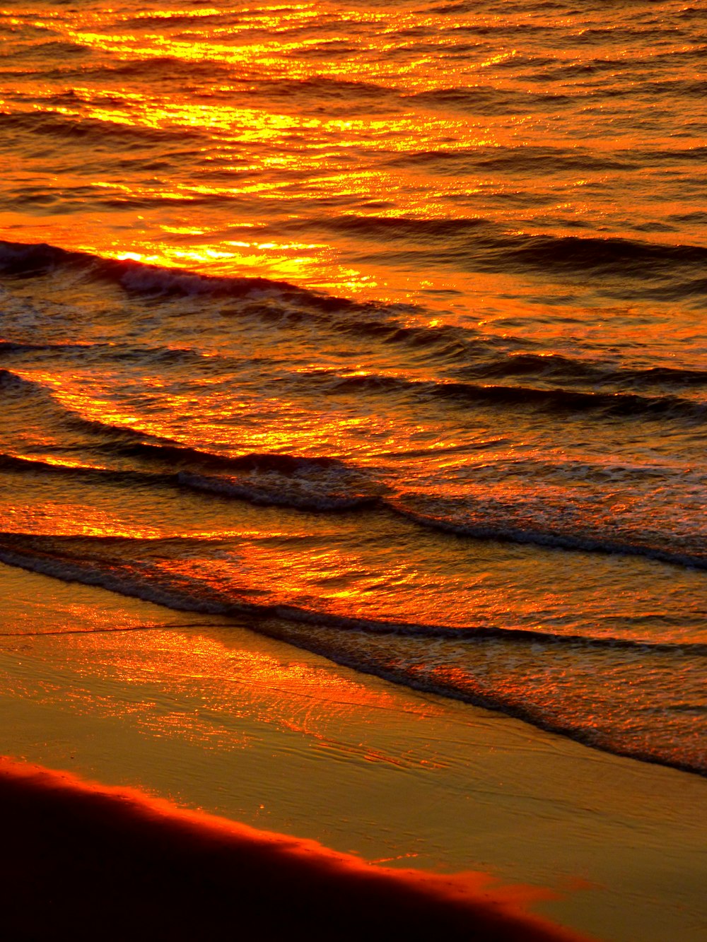 ondas do oceano batendo na costa durante o pôr do sol