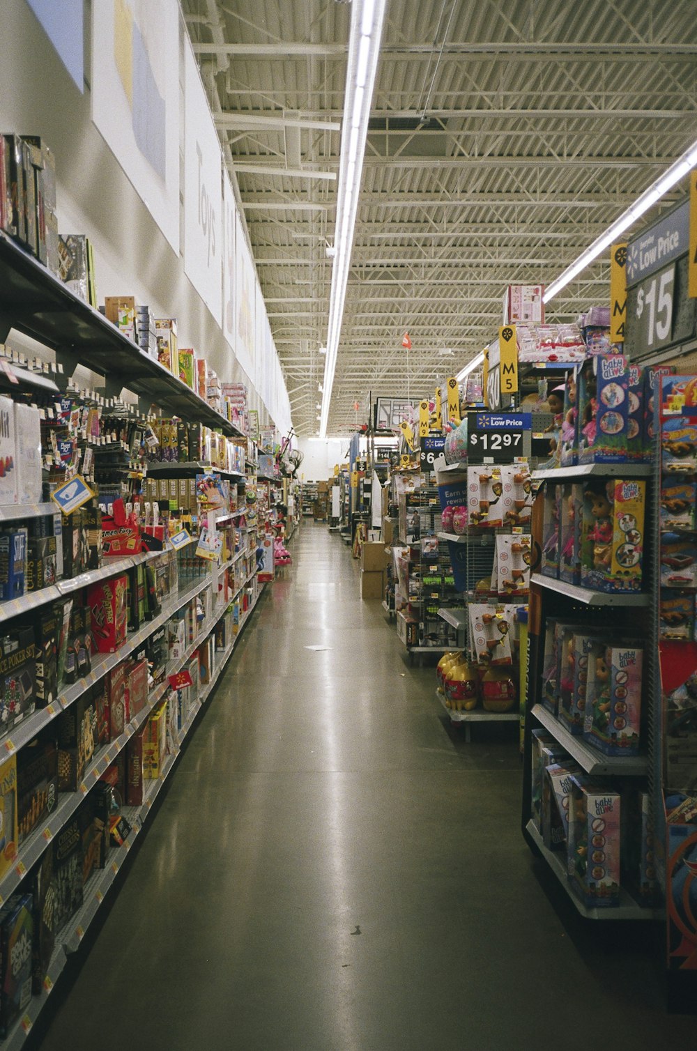 Centro comercial con productos variados