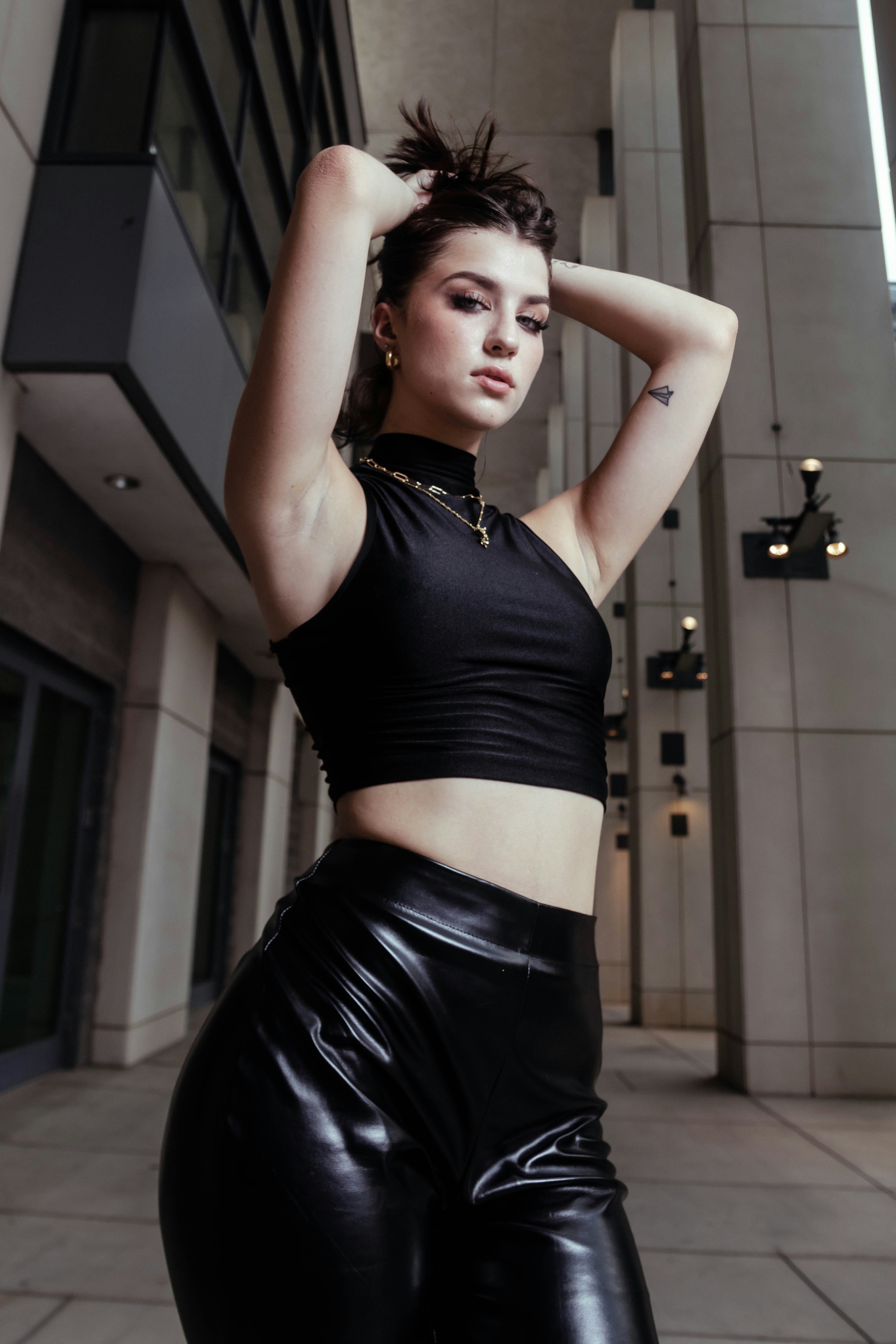 黒のタンクトップと黒のスカートの女性の写真 Unsplashで見つけるシャーロットの無料写真