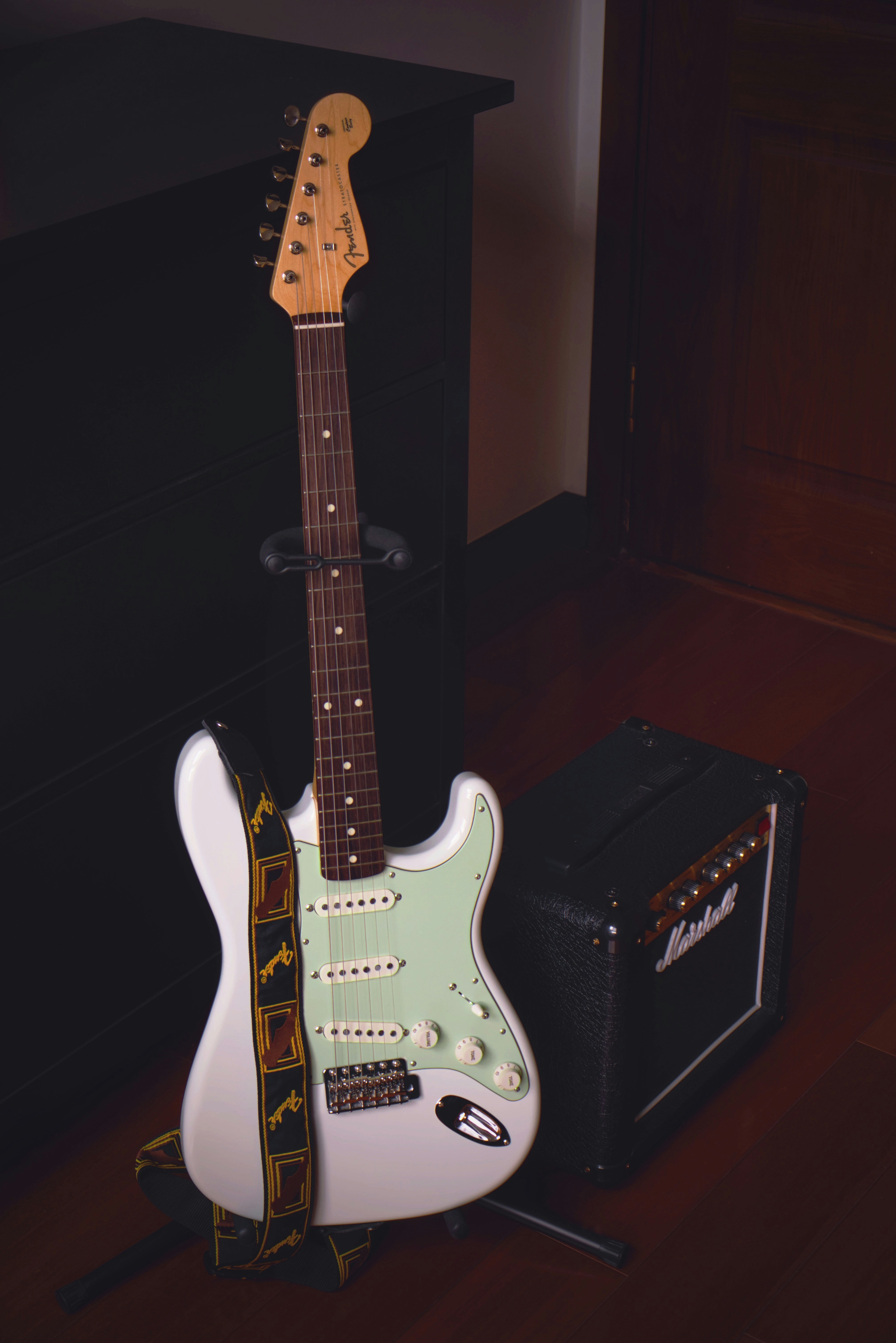 Gitar listrik Stratocaster putih dan coklat