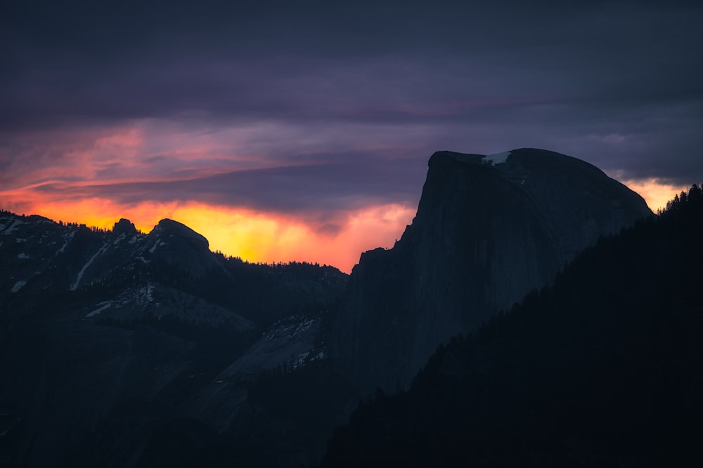 silhouette de montagnes au coucher du soleil
