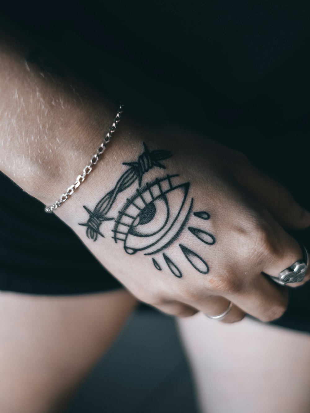 personne avec tatouage noir sur le poignet