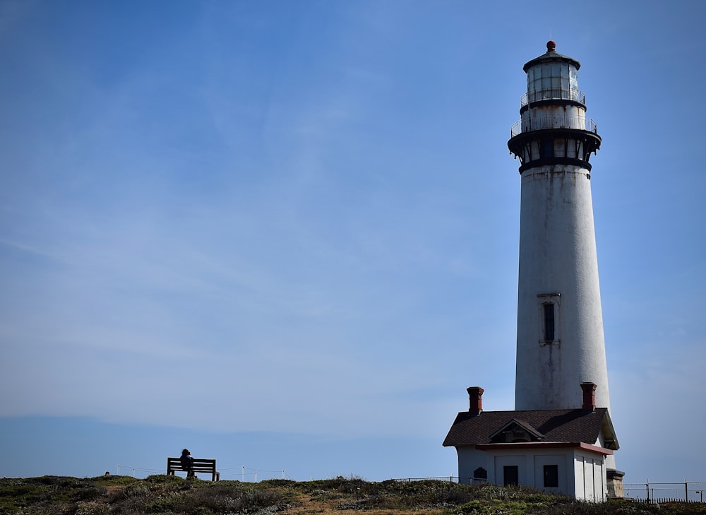 Phare blanc et rouge sous le ciel bleu pendant la journée