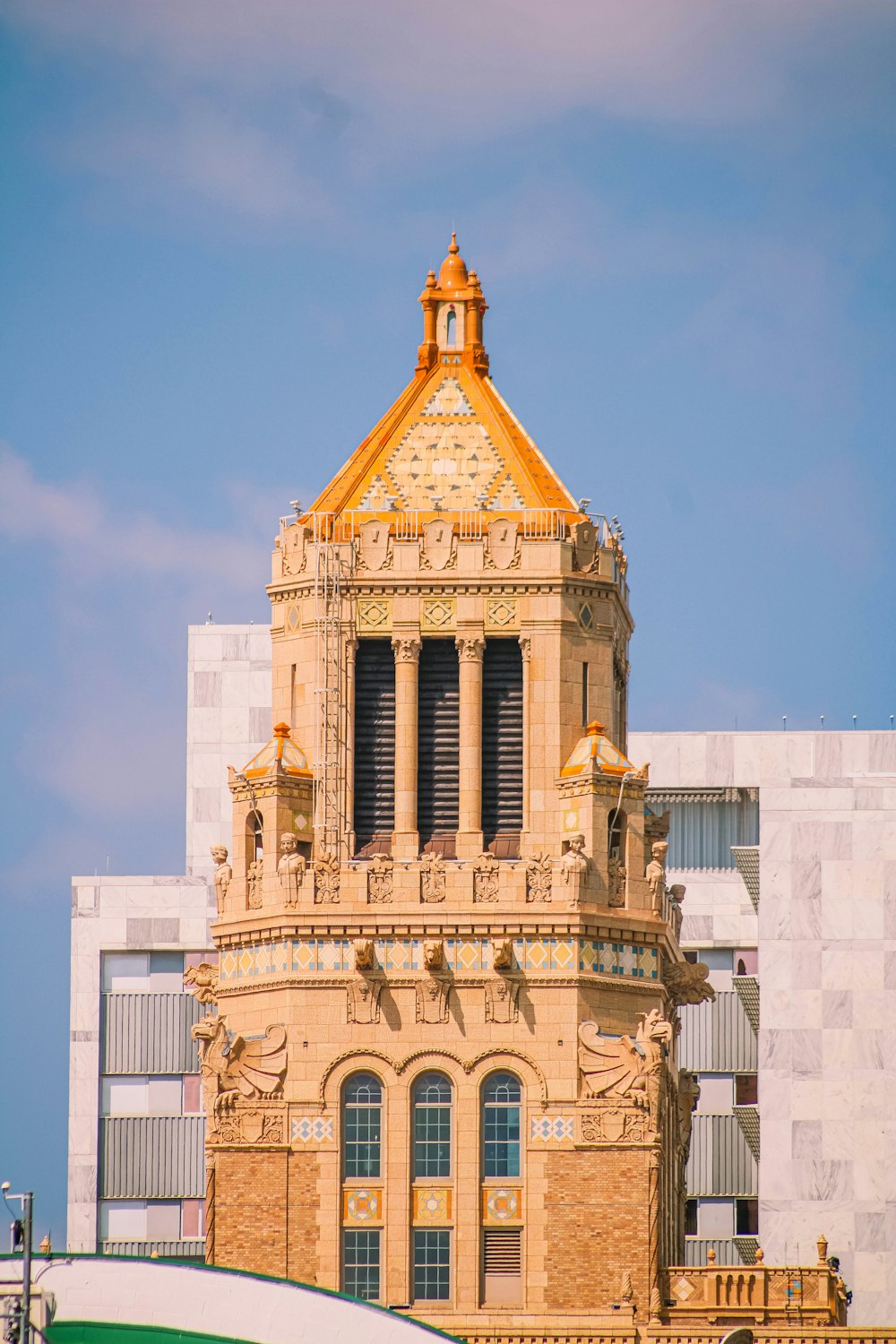 Beige Betongebäude unter blauem Himmel tagsüber