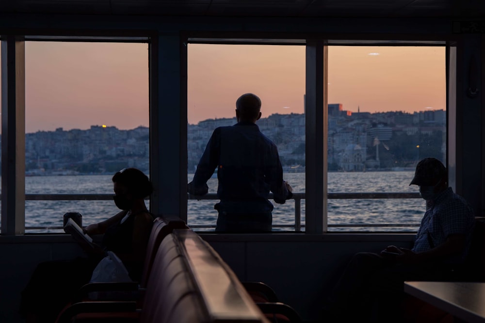 hombre y mujer sentados en el barco durante el día