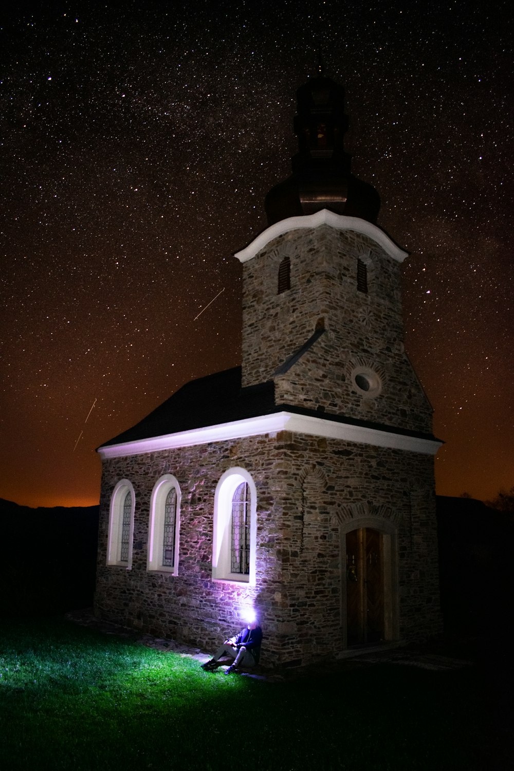 夜間の茶色いコンクリートの建物