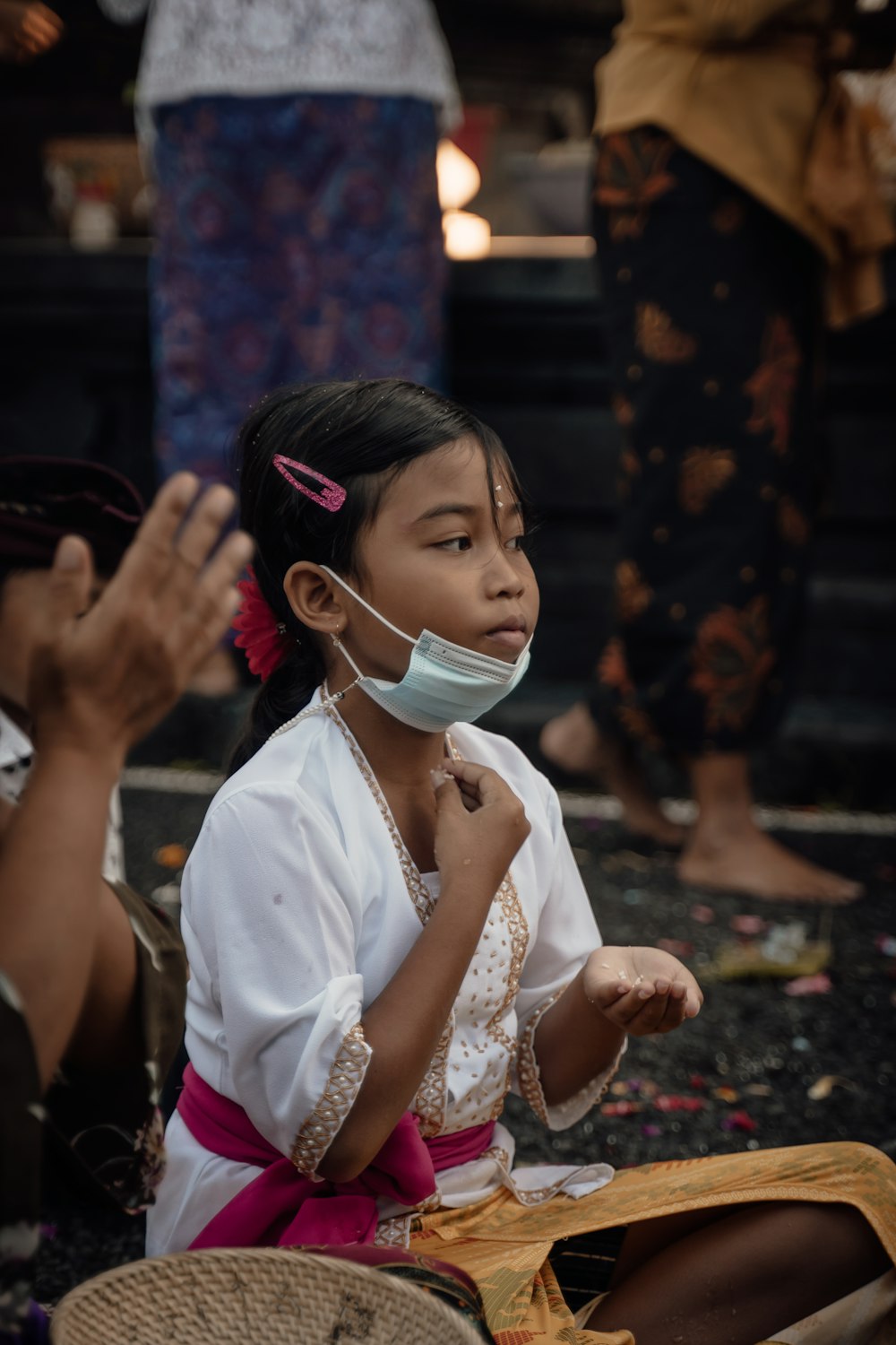 ragazza in vestito bianco con maschera facciale bianca