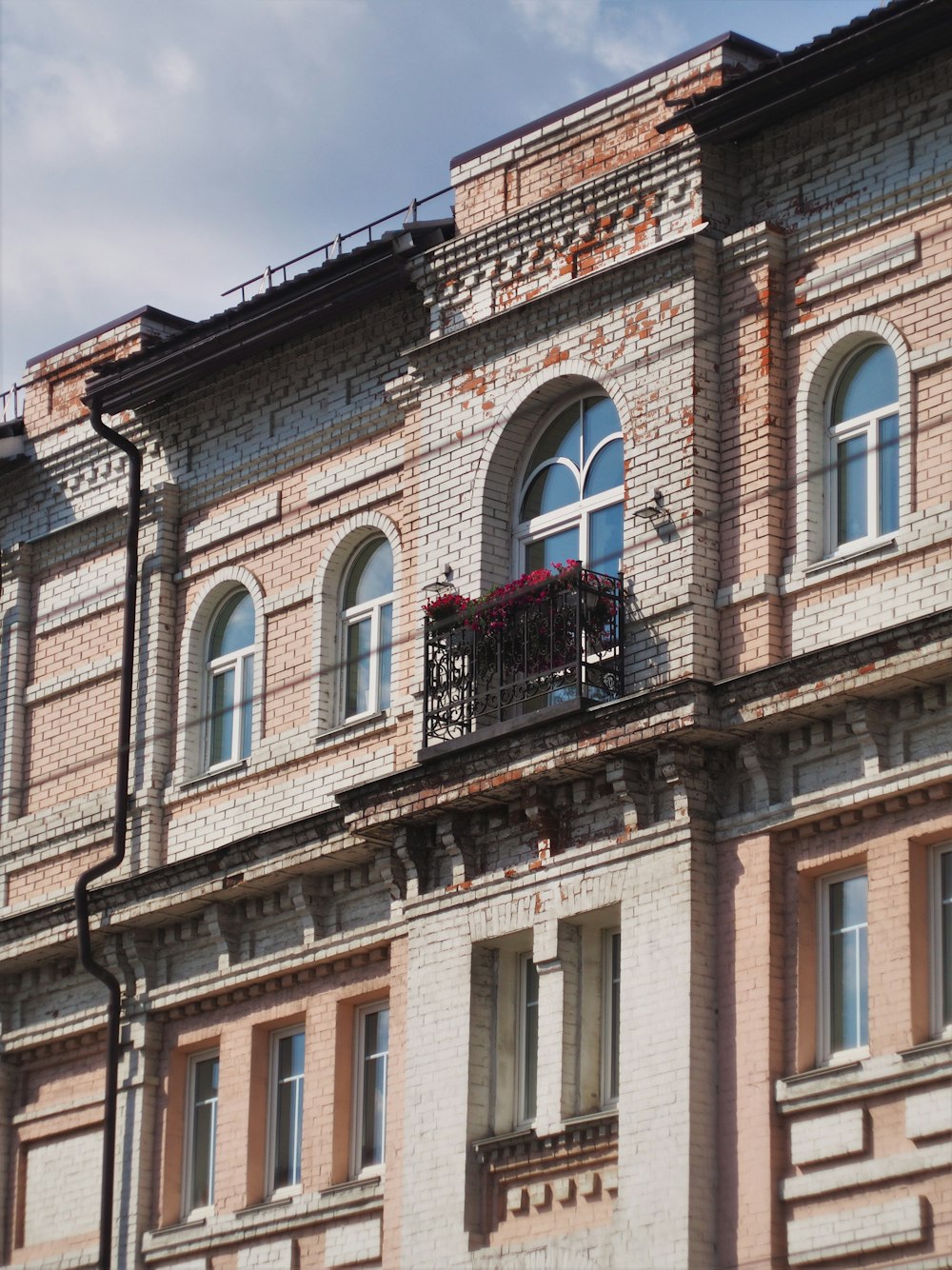 Edificio de hormigón marrón y blanco