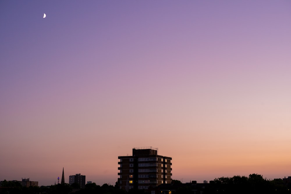 Silhouette von Stadtgebäuden bei Sonnenuntergang