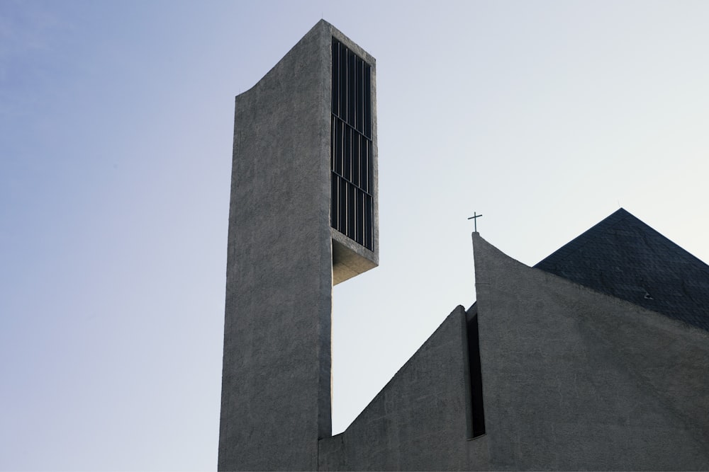 Bâtiment en béton gris sous le ciel bleu pendant la journée