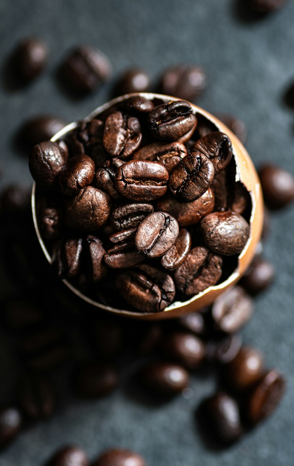 grains de café dans une tasse en céramique brune