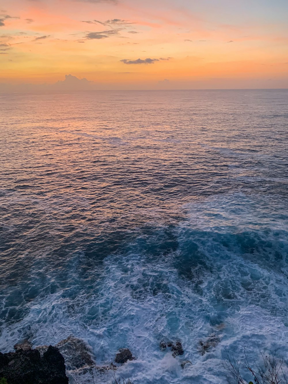 L’eau bleue de l’océan au coucher du soleil