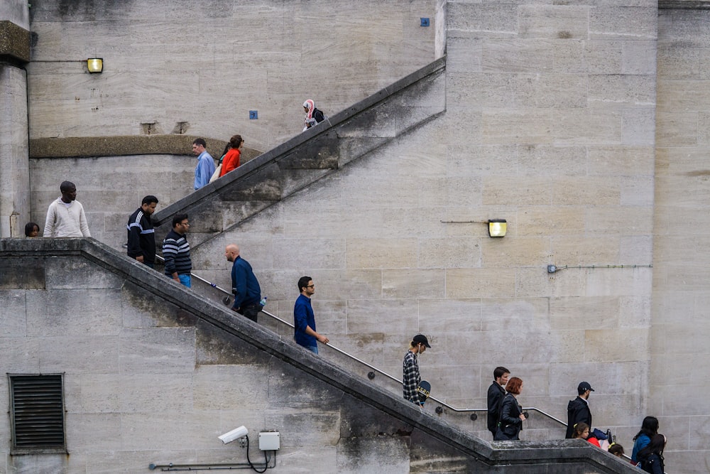Personas que caminan por escaleras de concreto durante el día