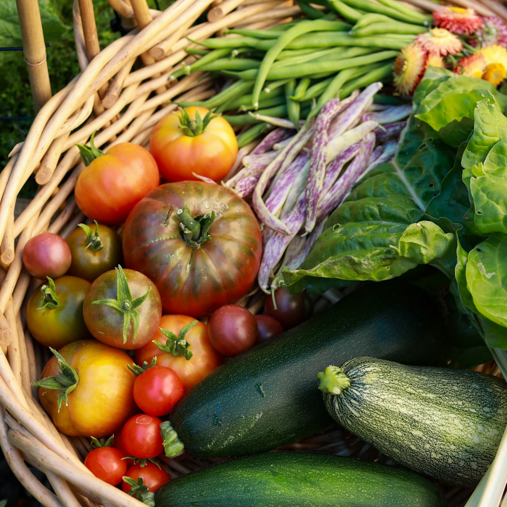 verdure arancioni e verdi su cesto intrecciato marrone