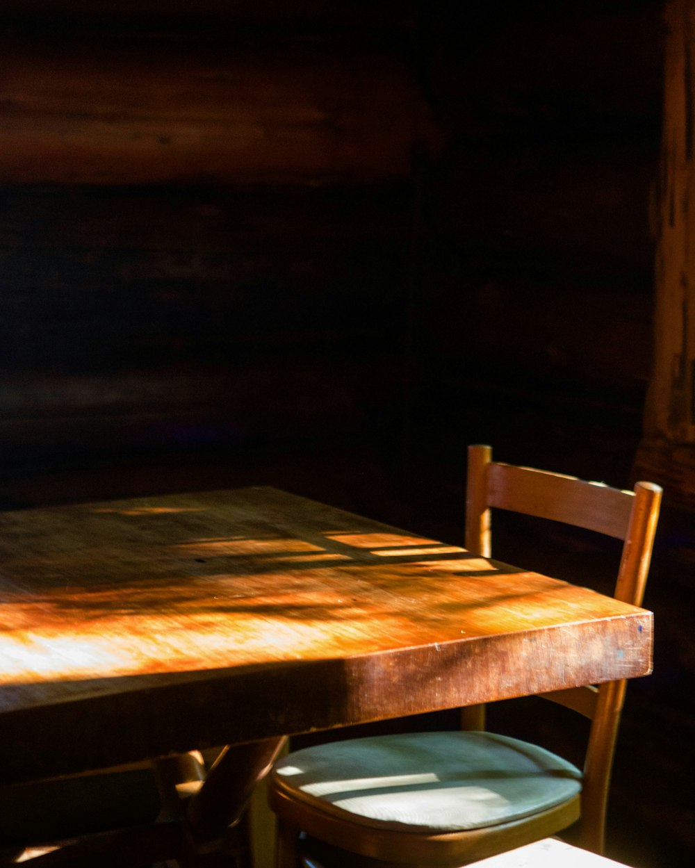 brauner Holztisch mit Stühlen