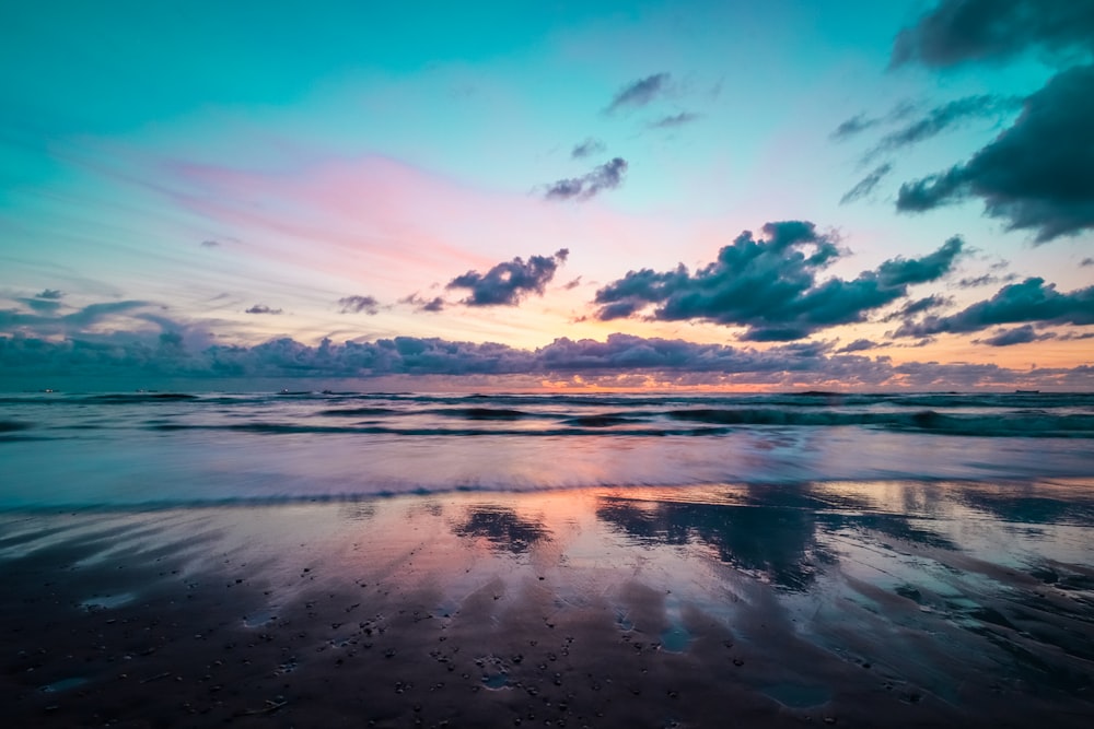 Cuerpo de agua bajo el cielo azul durante el día