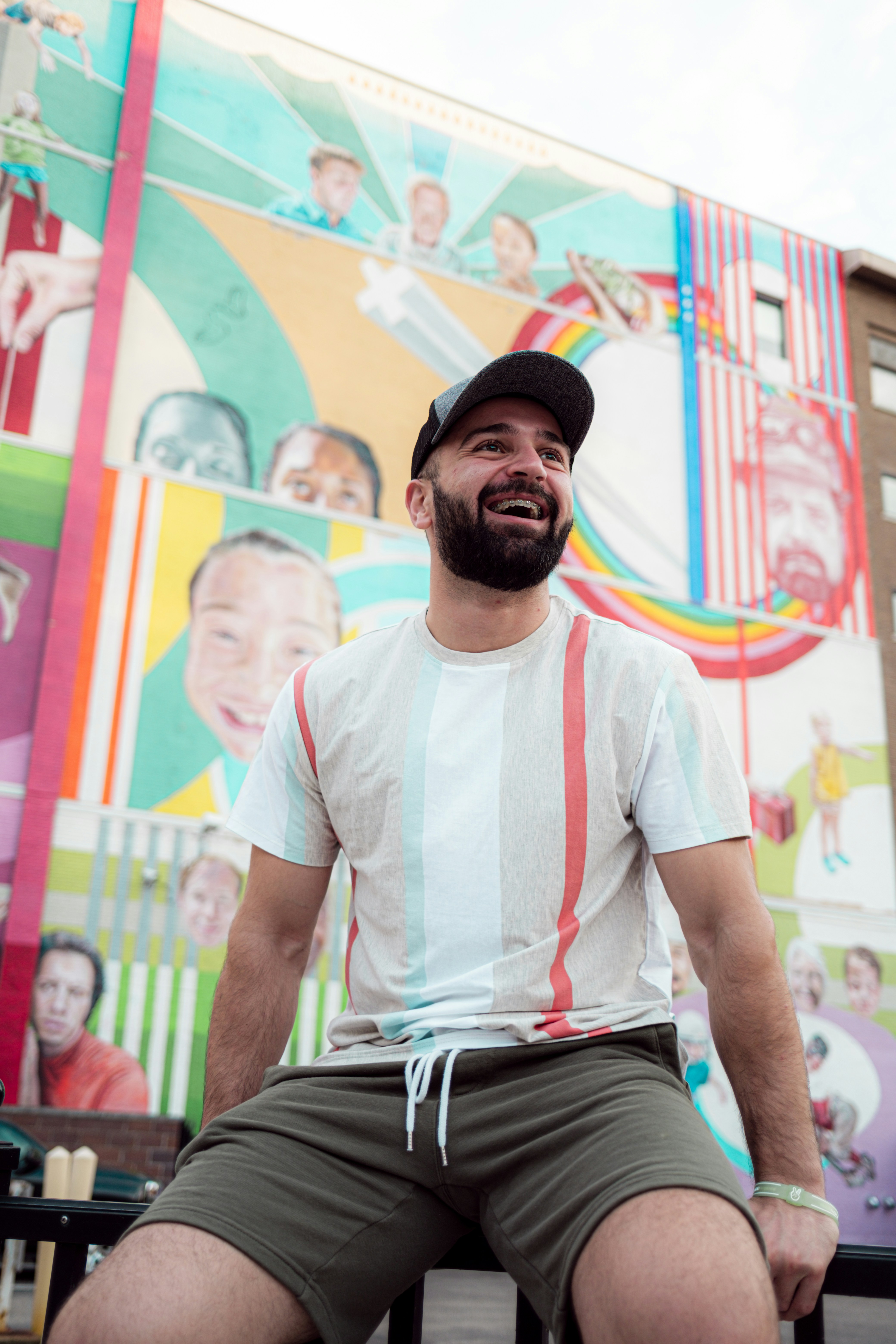 Homme en t-shirt à col rond blanc et pantalon noir assis sur une chaise