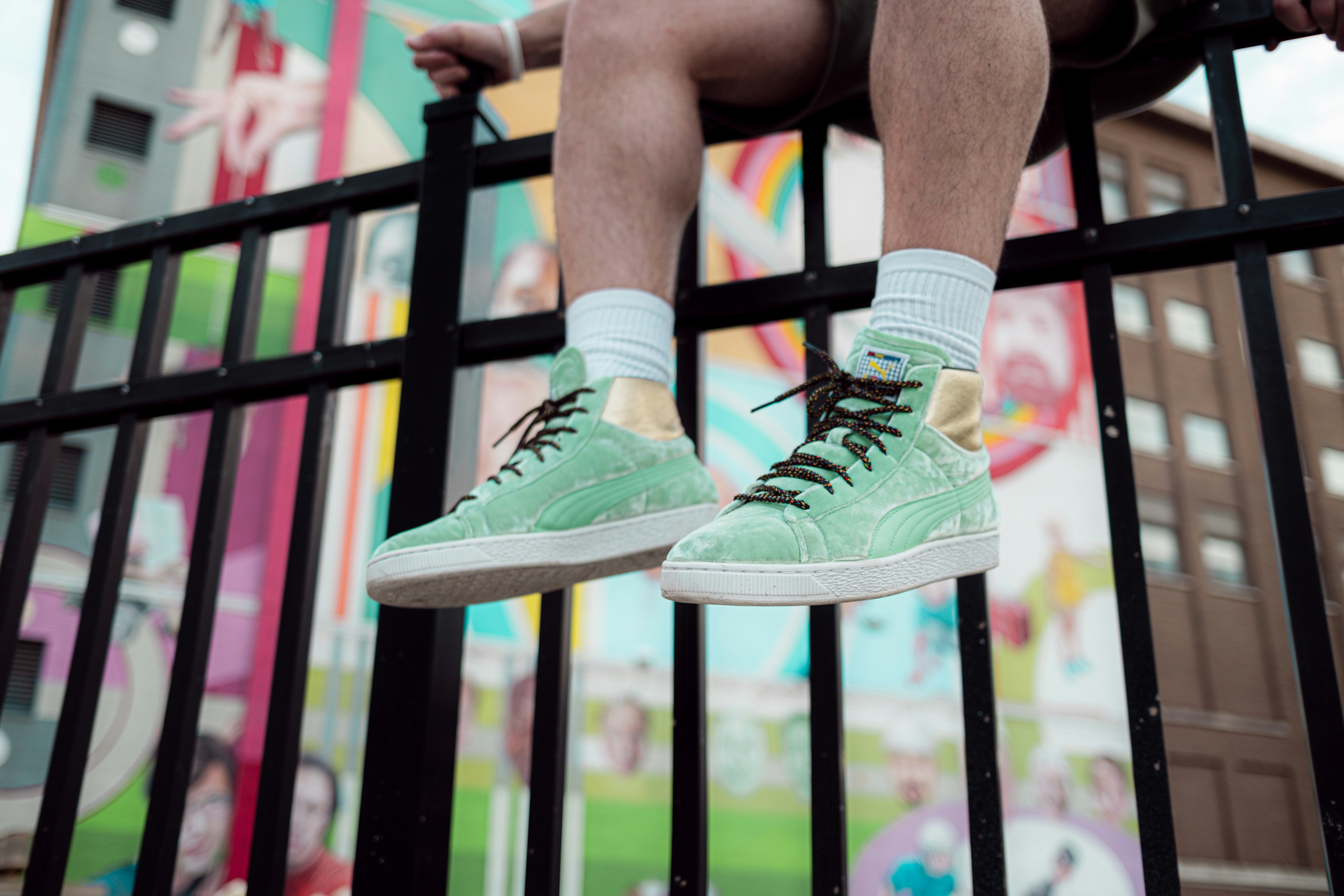 Personne portant des baskets Nike vertes