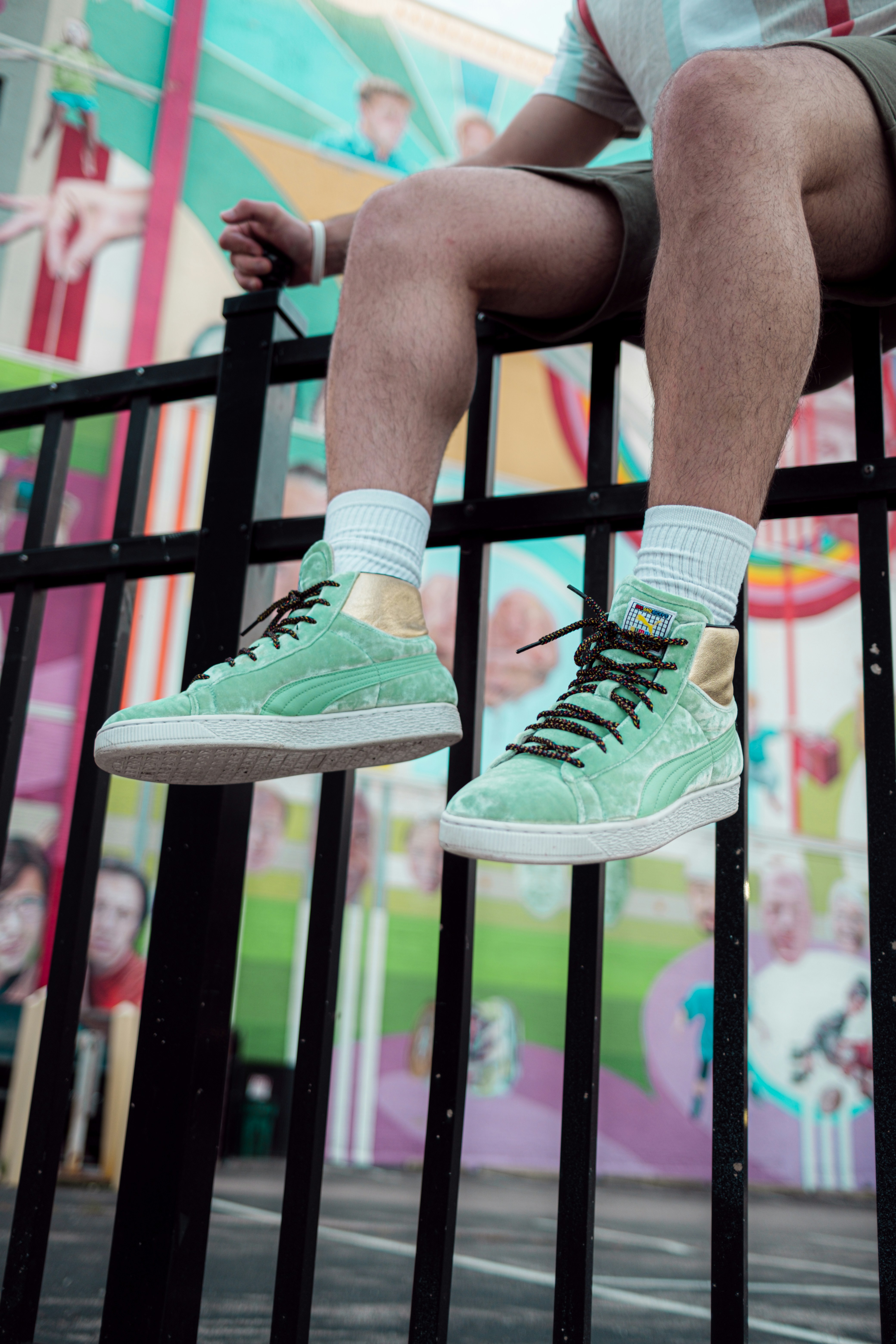 Personne portant des baskets Nike vertes et blanches