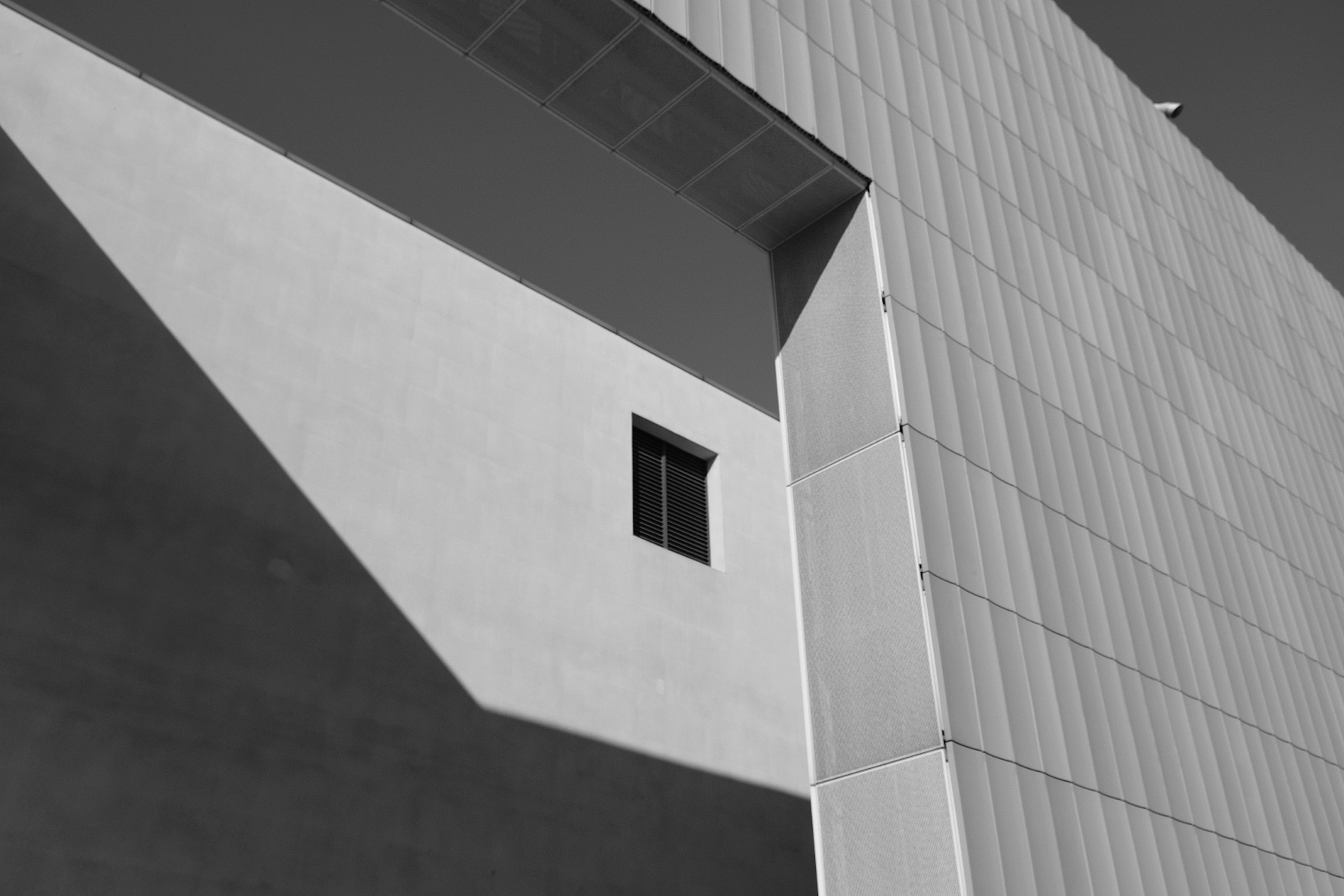 白と黒のコンクリートの建物の写真 Unsplashで見つけるコンクリートの無料写真