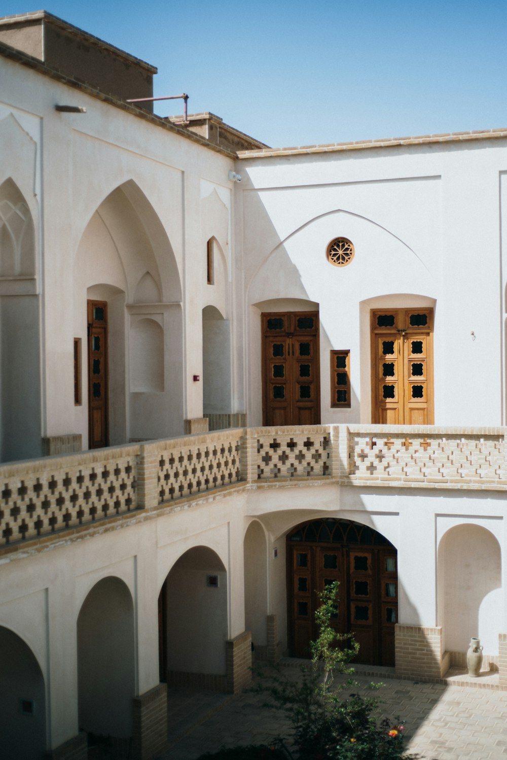 edificio in cemento bianco durante il giorno