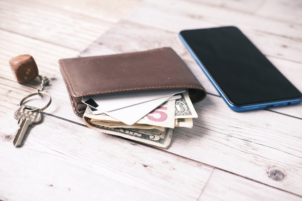 Portafoglio bifold in pelle nera su tavolo bianco